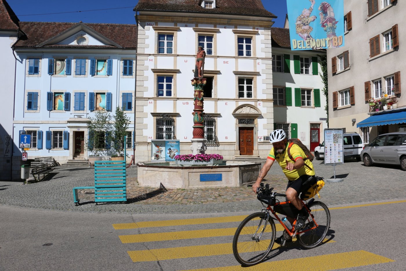 Le Giro di Procap, tour de Suisse à vélo de deux membres de Procap, Markus Spielmann (photo) et Markus Schneeberger, en maillot jaune. Devant le Musée jurassien d'art et d'histoire de Delémont, mercredi 13.7.2022. (Thomas Le Meur)