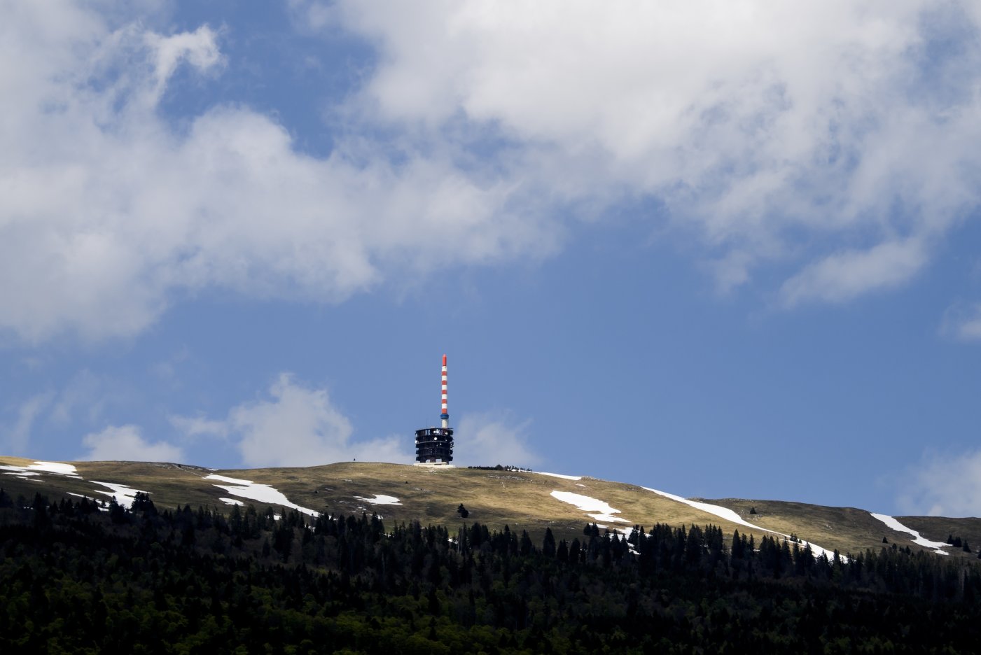 L'emetteur de la station de telecommunications est visible sur le sommet du Chasseral dans le Jura bernois, ce mercredi, 25 avril 2018. (KEYSTONE/Jean-Christophe Bott)