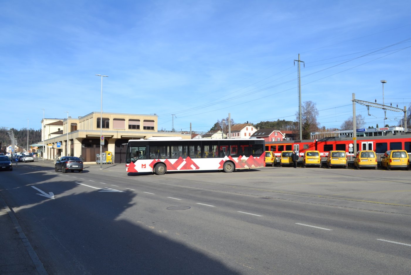 La parcelle comprend le bâtiment de La Poste (à gauche) et la place en goudron sur laquelle stationnent actuellement les bus, à défaut de disposer d’une gare routière.