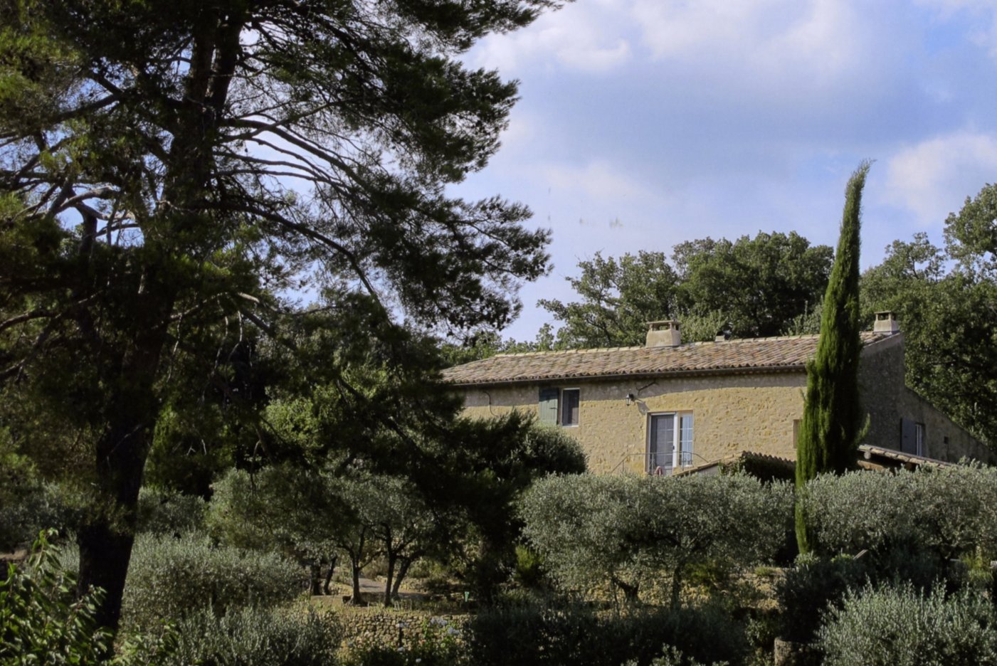 La résidence d'artistes "La Sarrazine" est sise à Lauris, dans le Luberon, dans le sud de la France.