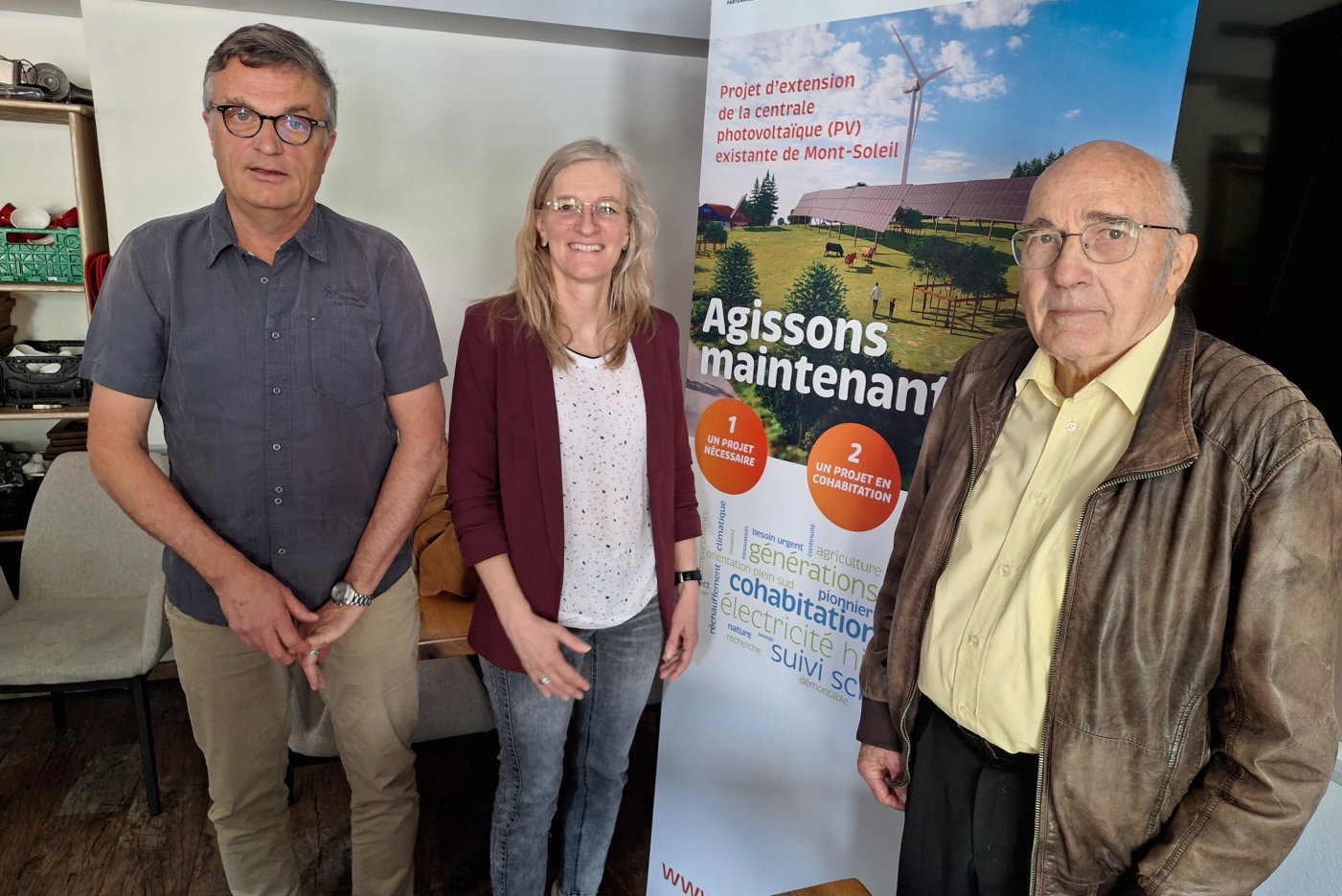 François Nyfeler, Elisabeth Beck, Jacques Zumstein (de g. à droite) ont présenté les arguments d'un groupe de soutien en faveur de l'extension de la centrale photovoltaïque de Mont-Soleil