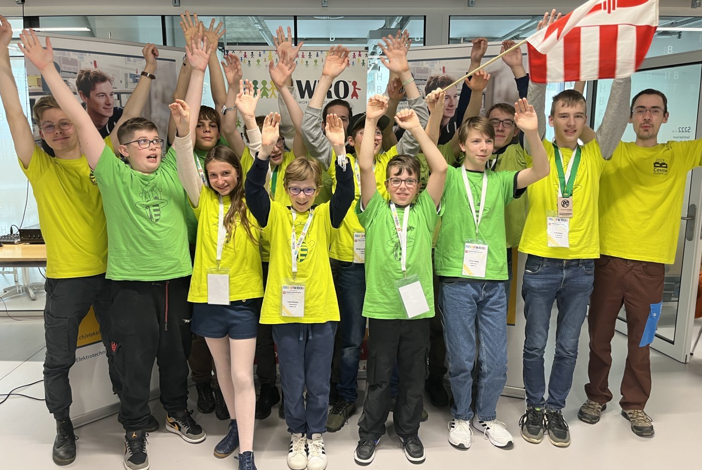 Les cinq équipes de Robots-JU de Glovelier en lice à la World Robot Olympiad, samedi 4.5.2024 à Bienne.