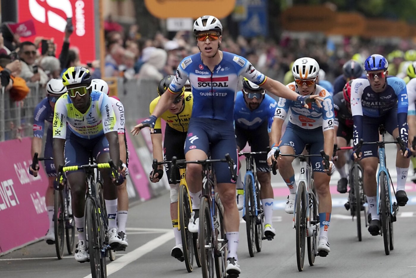 Tim Merlier peut lever les bras: le premier sprint du Giro est pour lui. KEYSTONE