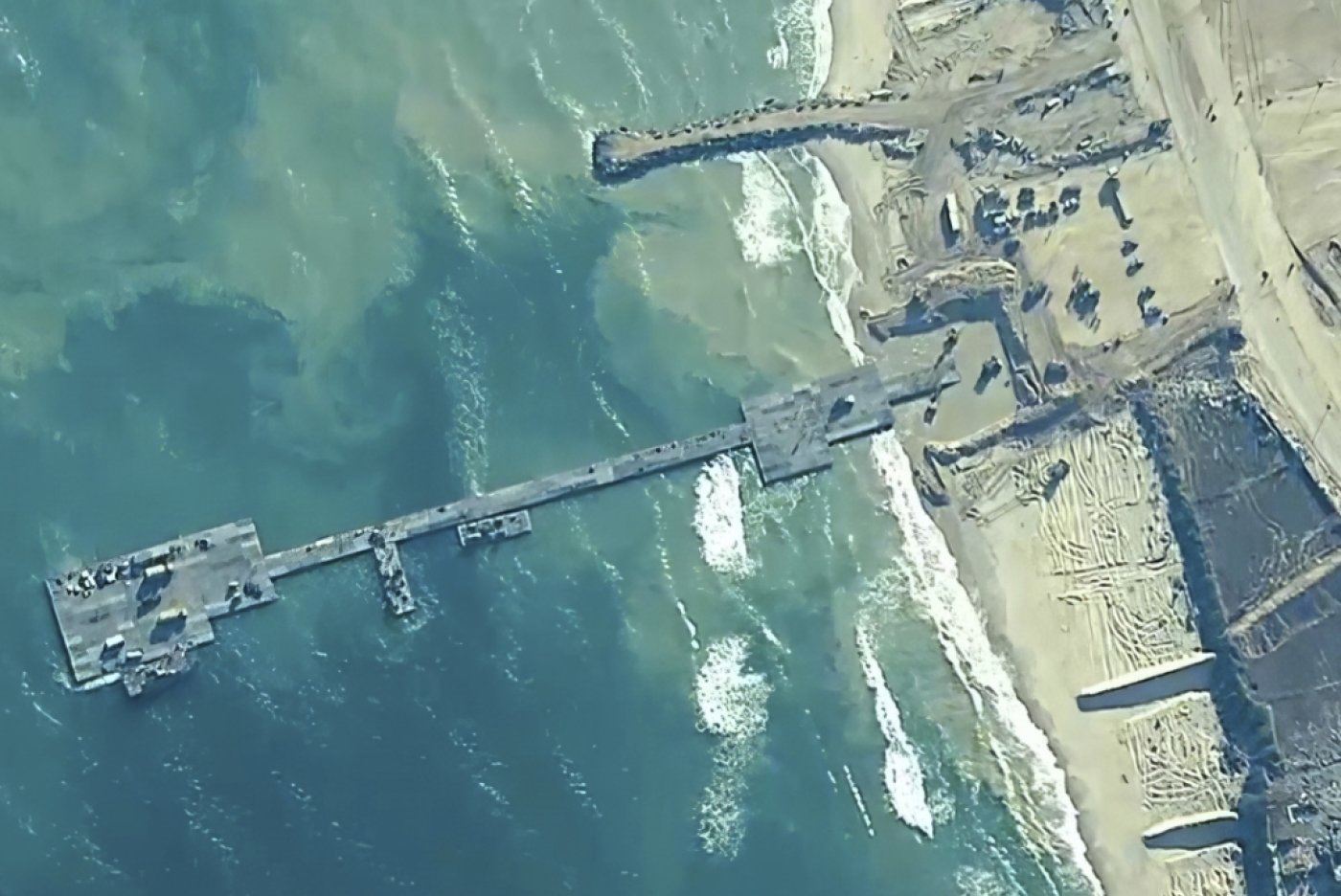 L'armée américaine a indiqué jeudi sur X avoir terminé d'arrimer la jetée provisoire sur la côte de la bande de Gaza. KEYSTONE