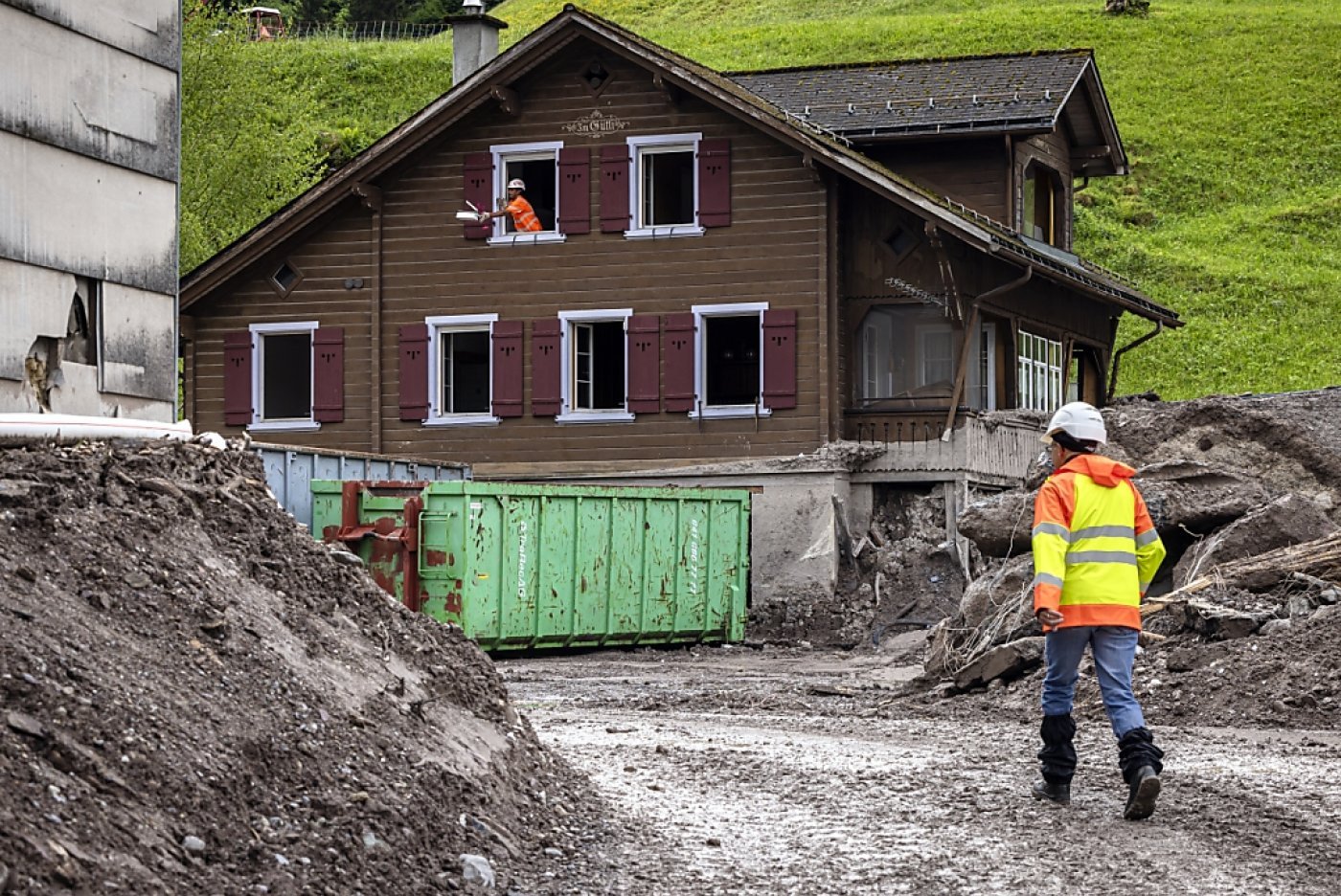 Les premiers travaux destinés à raser les maisons endommagées à Schwanden (GL) ont commencé cette semaine. KEYSTONE