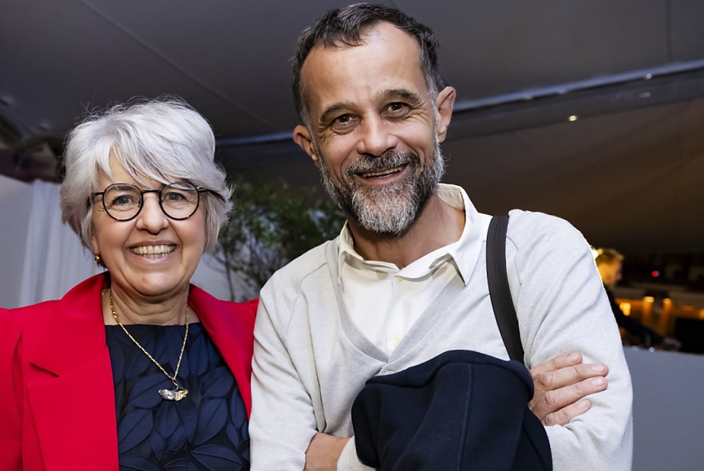 La conseillère fédérale Elisabeth Baume-Schneider avec le réalisateur valaisan Claude Barras, avant la projection de son nouveau film "Sauvages" au Festival de Cannes vendredi. KEYSTONE