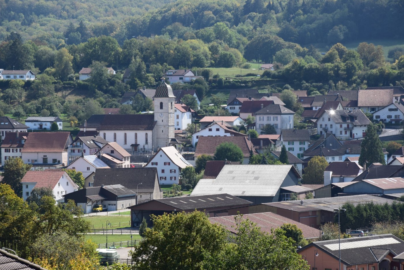 Le village de Chevenez et son église Saint-Maurice
