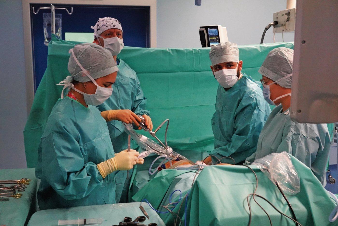 Une opération mini-invasive effectuée par laparoscopie par les Docteurs Roberto Rosini (à gauche) et Ahmed Adile au bloc opératoire de Delémont.