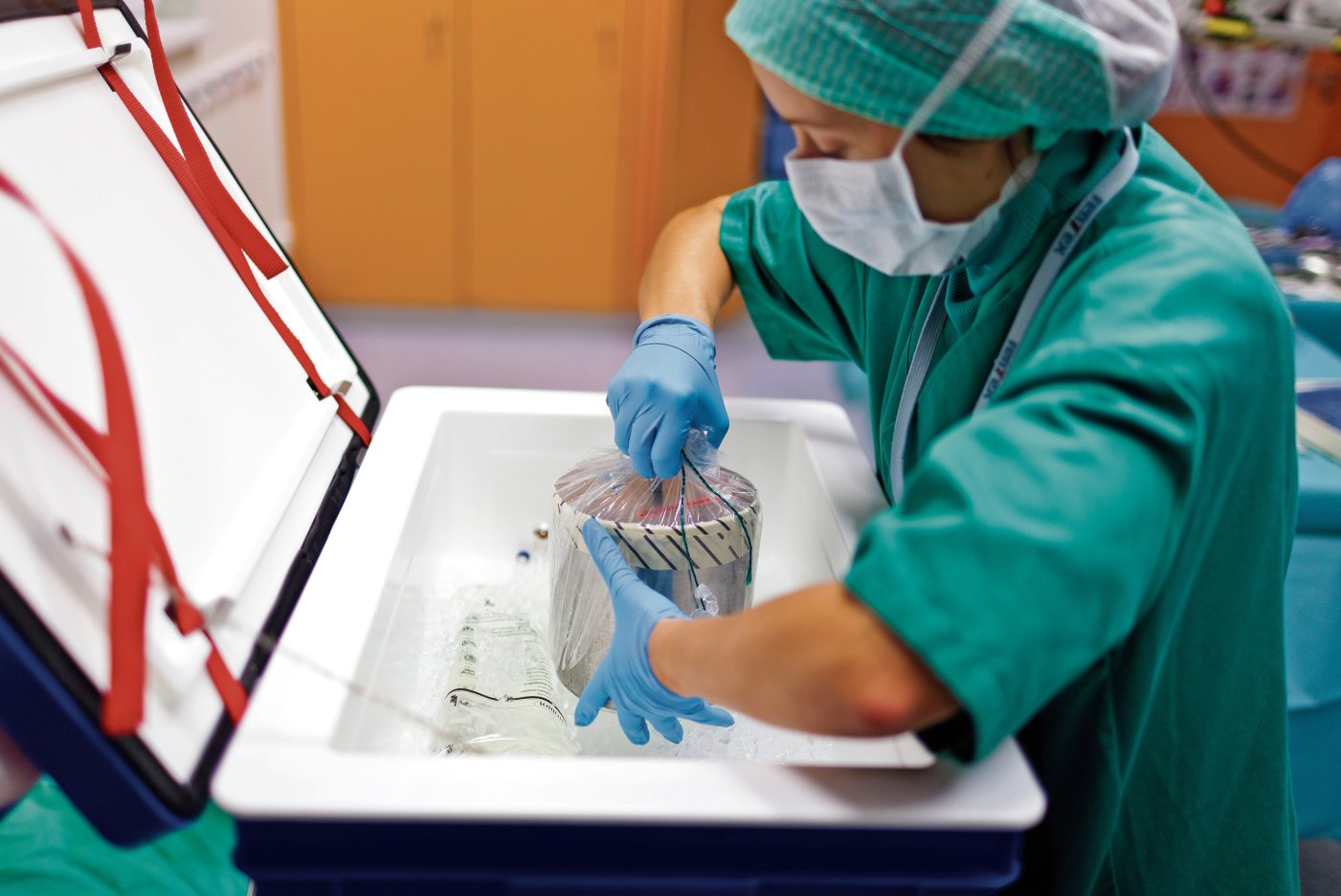 Die Box mit dem Spenderherz wird im Operationssaal des Kinderspitals Zuerich aus der Kuehtruhe genommen, aufgenommen am Dezember 2011 in Zuerich. Es ist in der Schweiz die zweite Herztransplantation an einem Kind im ersten Altersjahr. (KEYSTONE/Gaetan Bally)