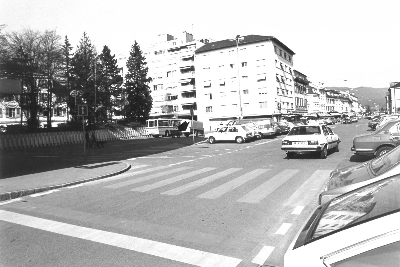 Brigandage à main armée, Delémont, devant la poste principale. La flèche localise l&endroit de l&agression. 31 mars 1981.