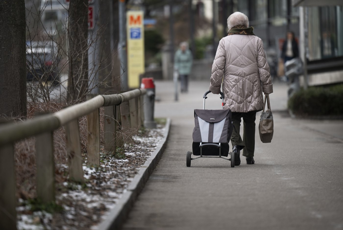 Eine Rentnerin geht mit einem Einkaufswagen einkaufen, fotografiert am Montag, 15. Januar 2024 in Zuerich. (KEYSTONE/Christian Beutler)