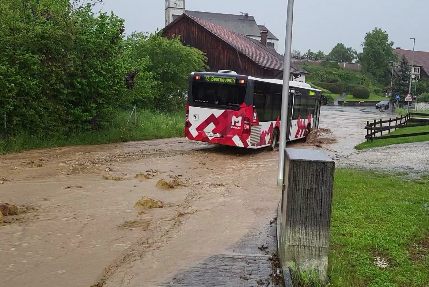 L'eau a submergé la route principale de Damphreux, ralentissant le trafic mais n'interrompant en aucune manière les transports publics.