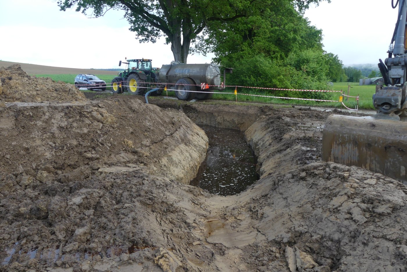 Les collaborateurs de l'Office cantonal de l'environnement ont creusé deux fosses pour récupérer les eaux drainées.