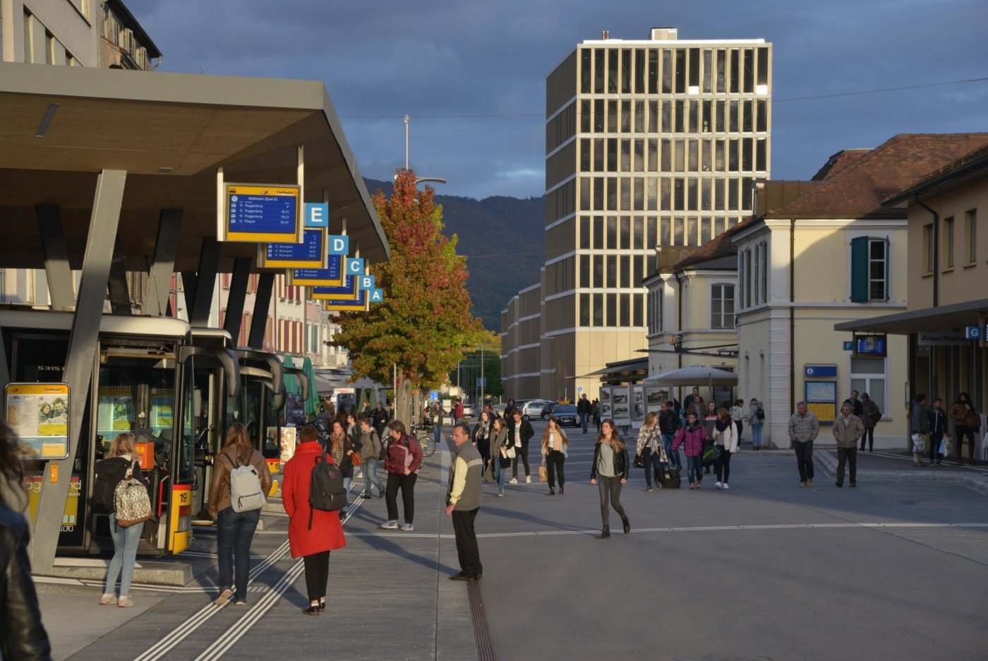 La quasi-totalité des arrêts de bus du canton, ici à la gare à Delémont, permet aux personnes en fauteuil roulant d'y accéder.