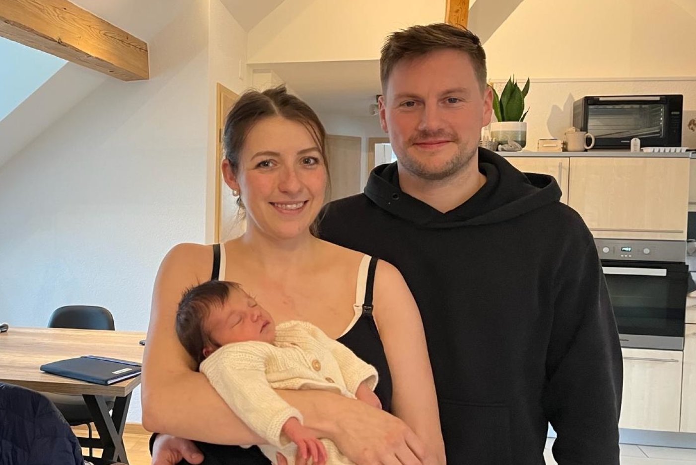 Jenifer Geizer et Rémy Brahier, avec Mia née le 21 janvier 2024 à la maison de naissance de Vicques.