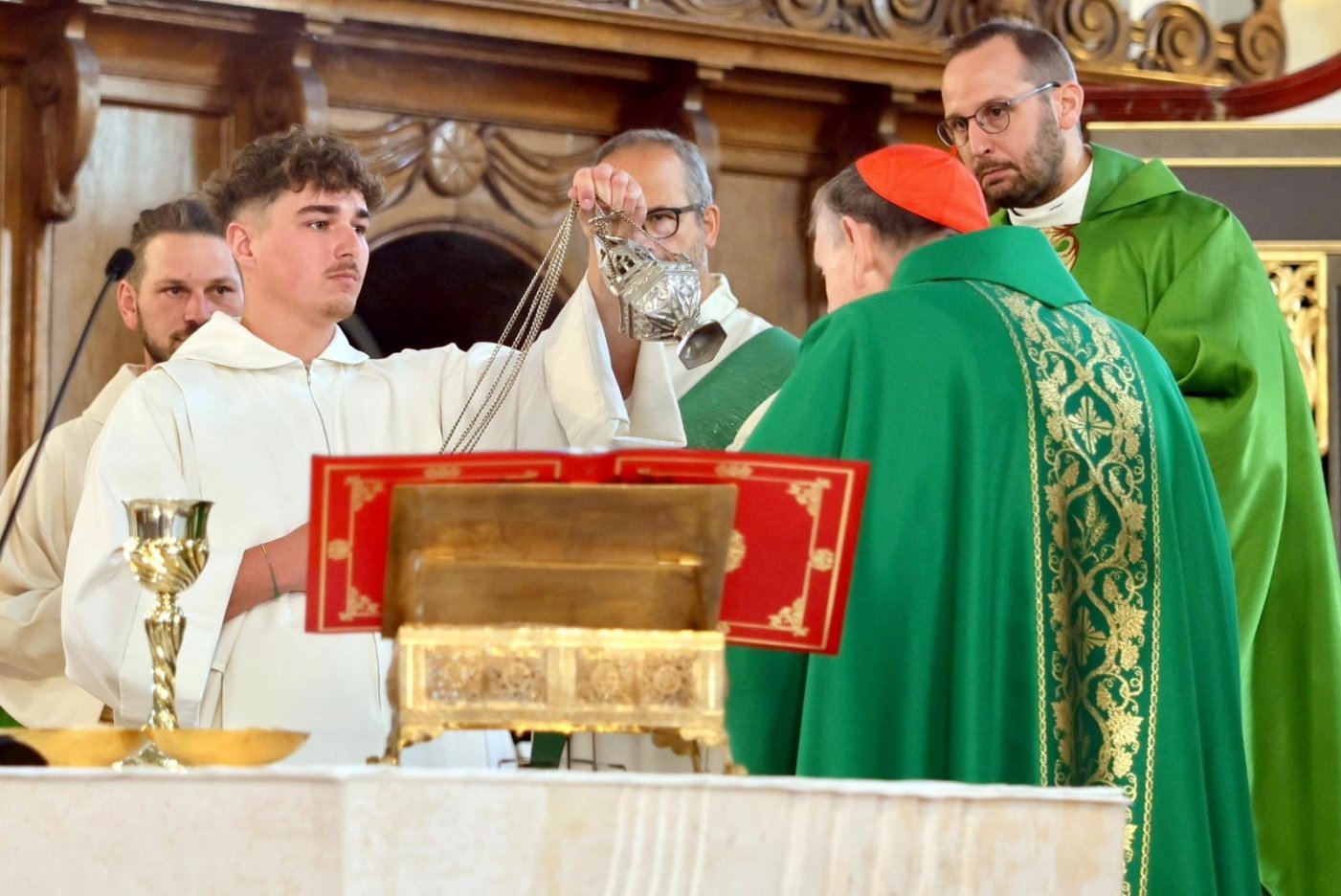 Yohan Wutrich sert la messe lors de l'assemblée des gardes suisses à Saignelégier (juin 2022).