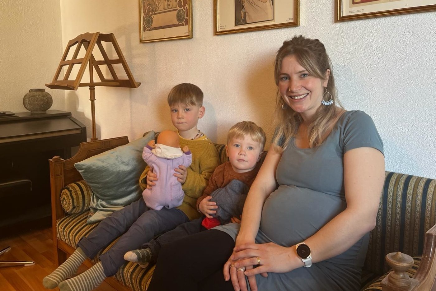 Aurélie Chapatte (le Bémont) et ses fils Clément et Benoit se prépare à accueillir un nouvel enfant avec un accouchement à domicile.