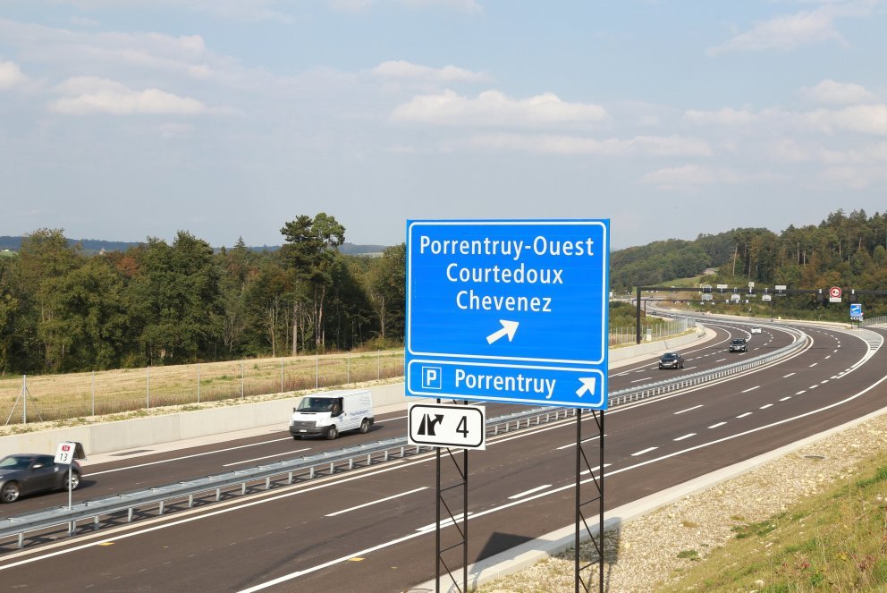 A16 Porrentruy-Ouest, absence de panneaux hôpital et aérodrome