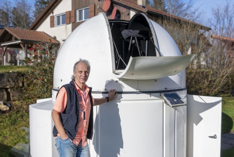 C'est dans ce petit observatoire au fond de son jardin que François Hurter a installé son télescope.