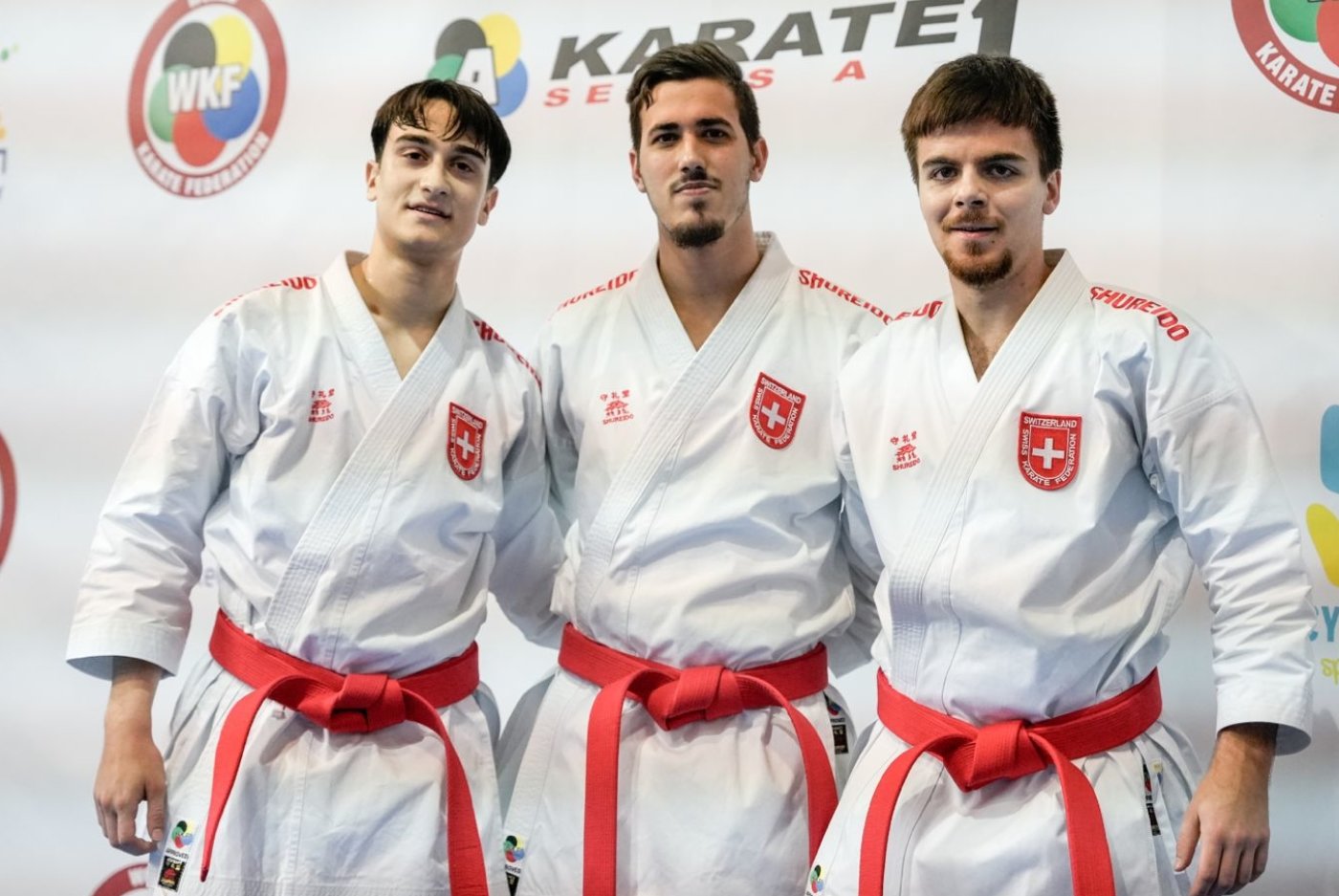Karaté - Le Bruntrutain Matias Moreno Domont (au centre) et les deux autres membres de l'équipe de Suisse de kata, Julien Codes (à droite) et Leandro Petrone.