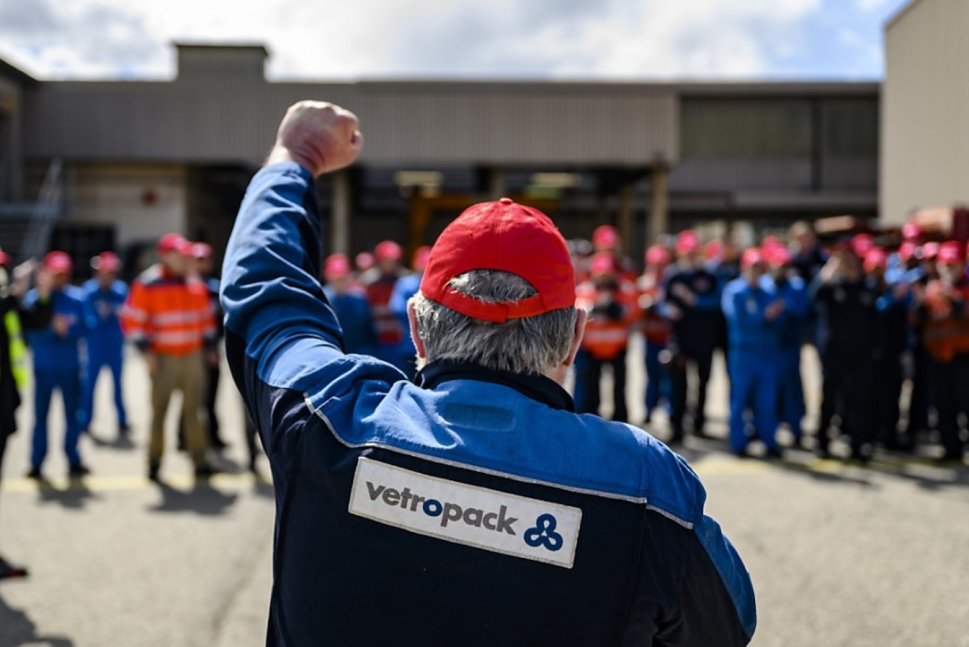 Employés et syndicats se sont mobilisés encore une fois jeudi devant Vetropack à St-Prex. KEYSTONE