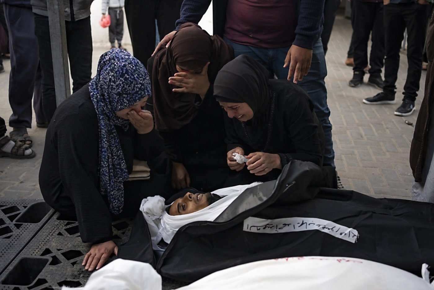 Des Palestiniennes pleurent la mort de proches tués dans les bombardements israéliens dans une morgue à Rafah. KEYSTONE