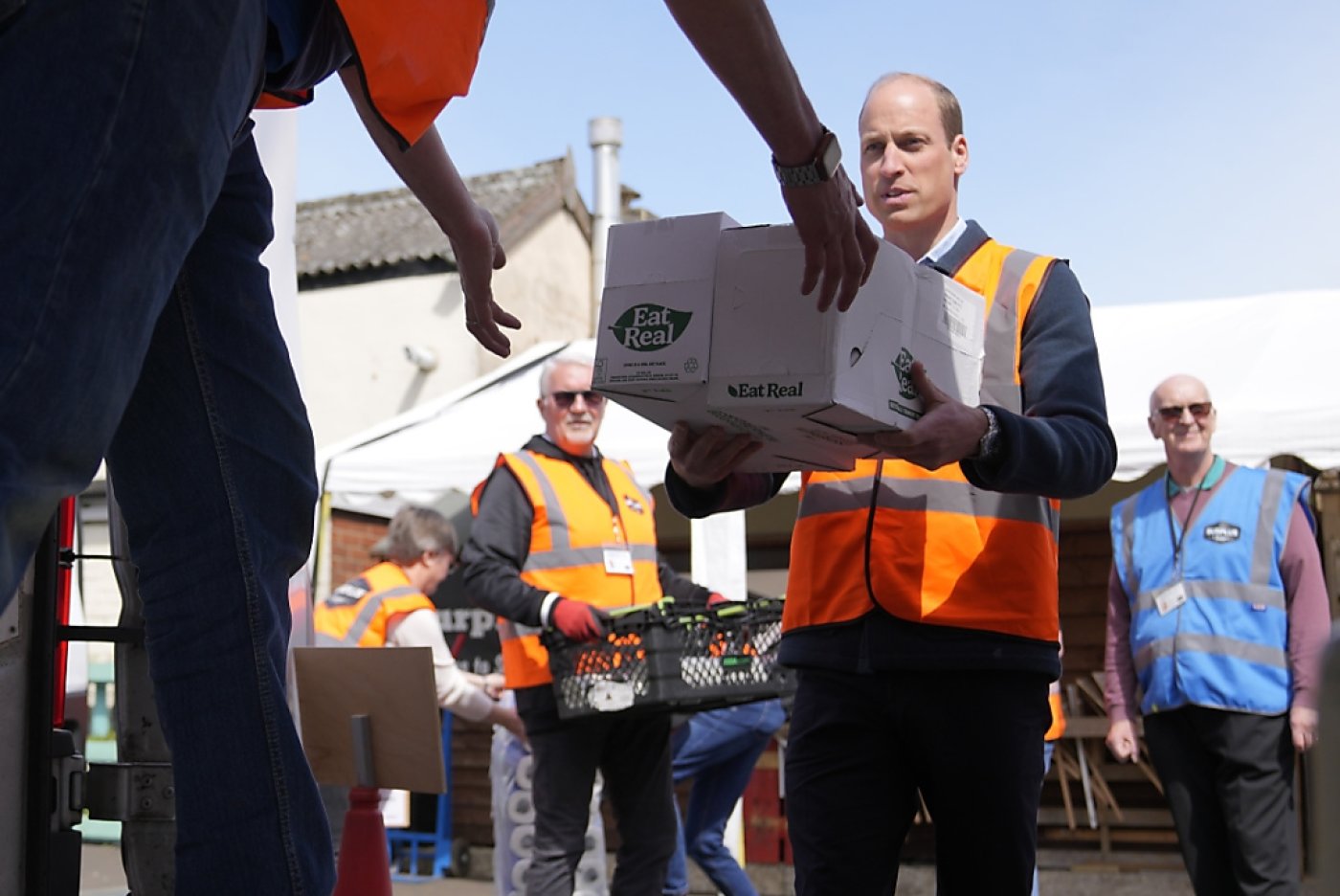 Le prince William est photographié jeudi aidant à décharger un camion de Surplus for Supper, une association de redistribution de surplus alimentaires, située dans le Surrey, à l'ouest de Londres. KEYSTONE