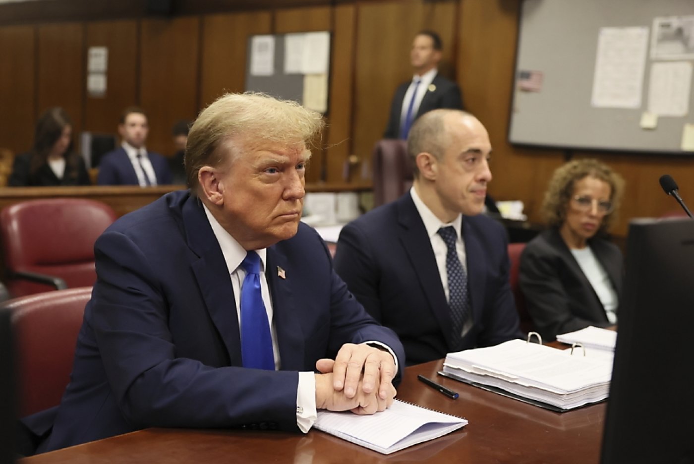 Donald Trump au côté de ses avocats au tribunal jeudi durant la sélection du jury. KEYSTONE