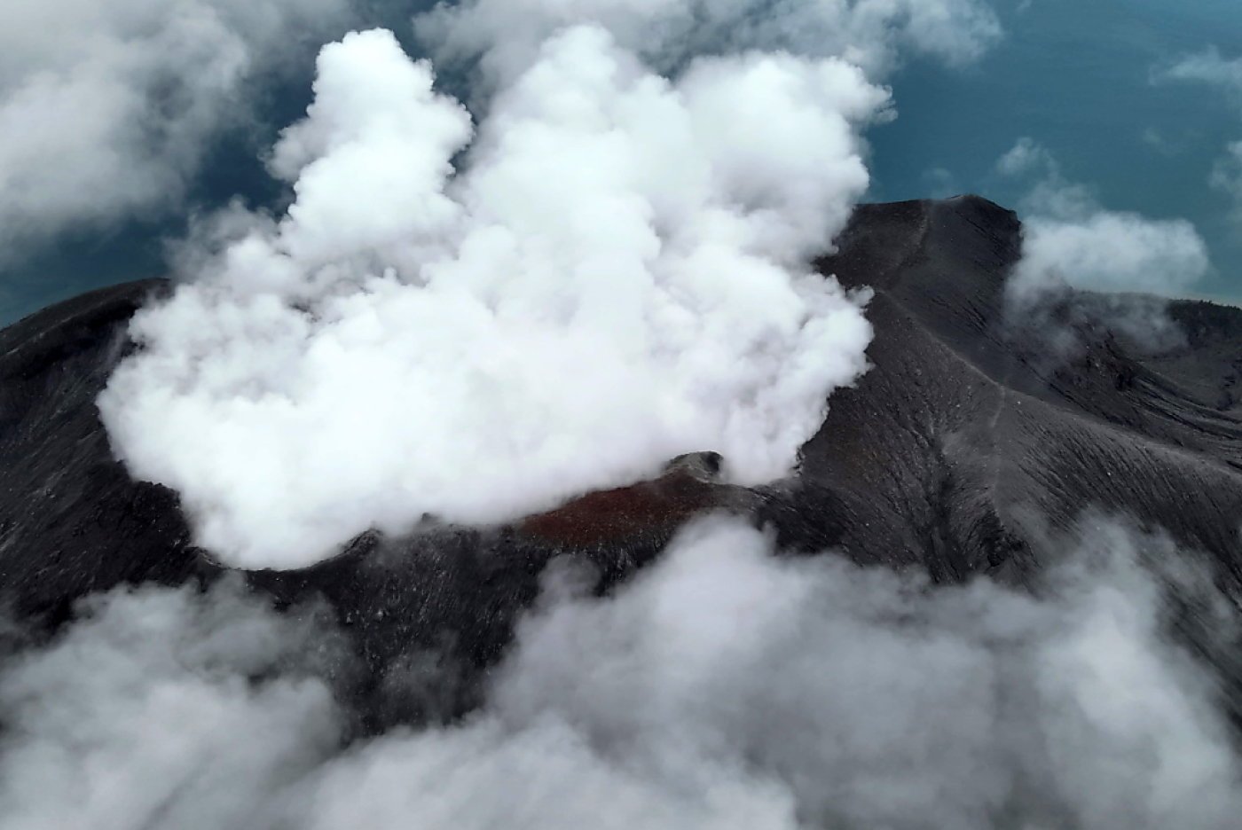 Le volcan s'est à nouveau réveillé, propulsant selon l'Agence de volcanologie de l'archipel son panache de fumée à 400 mètres au-dessus du cratère. KEYSTONE