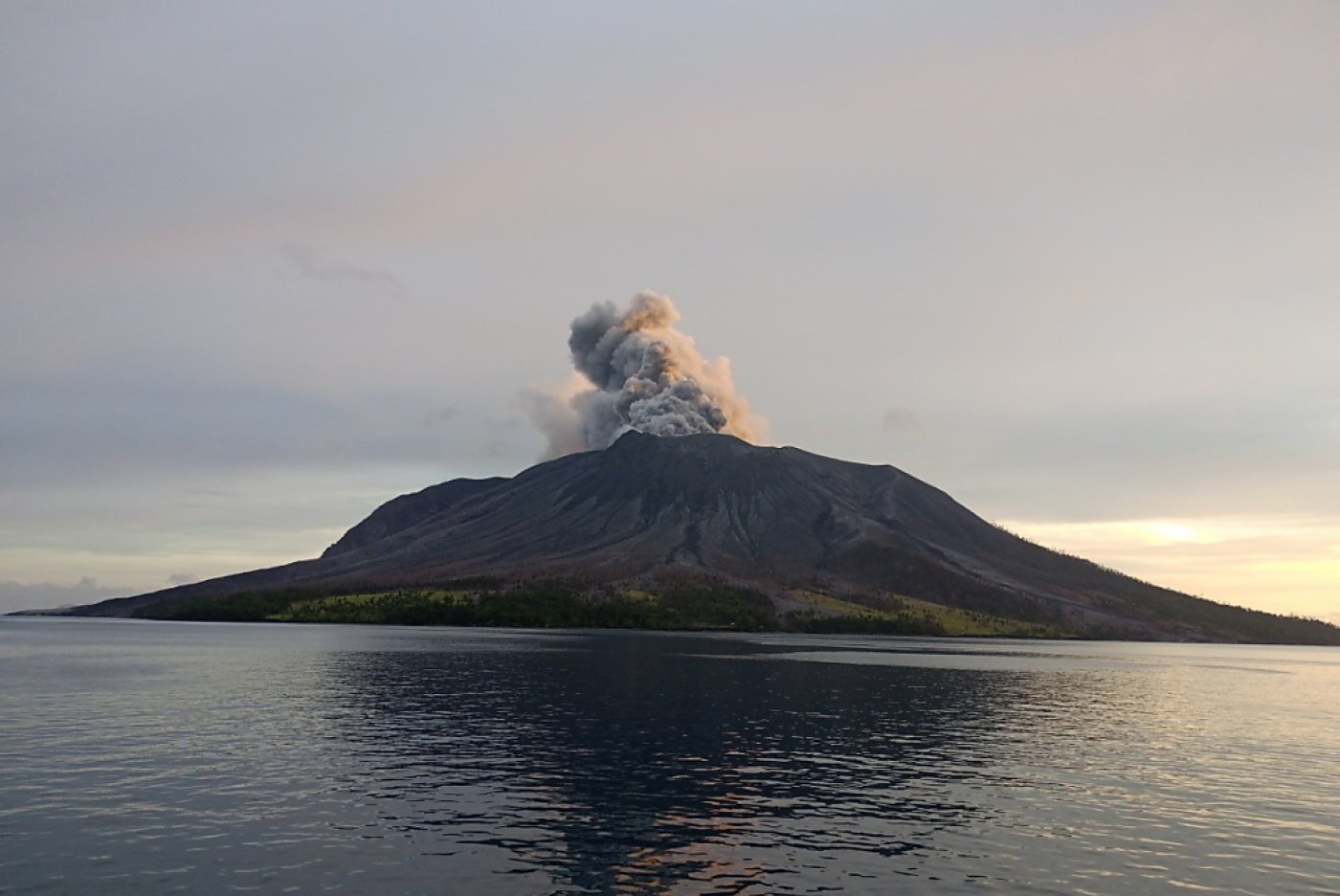 Le volcan est entré de nouveau en éruption avant minuit vendredi et de nouveau samedi après-midi, expulsant une colonne de cendres à 250 mètres au-dessus de son sommet. KEYSTONE