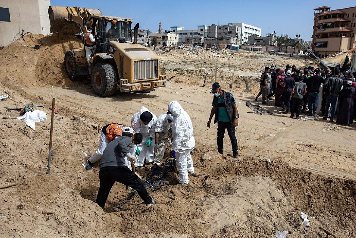 Des dizaines de corps ont été exhumés ces derniers jours des fosses communes  à l'intérieur de l'hôpital Nasser de Khan Younès. KEYSTONE