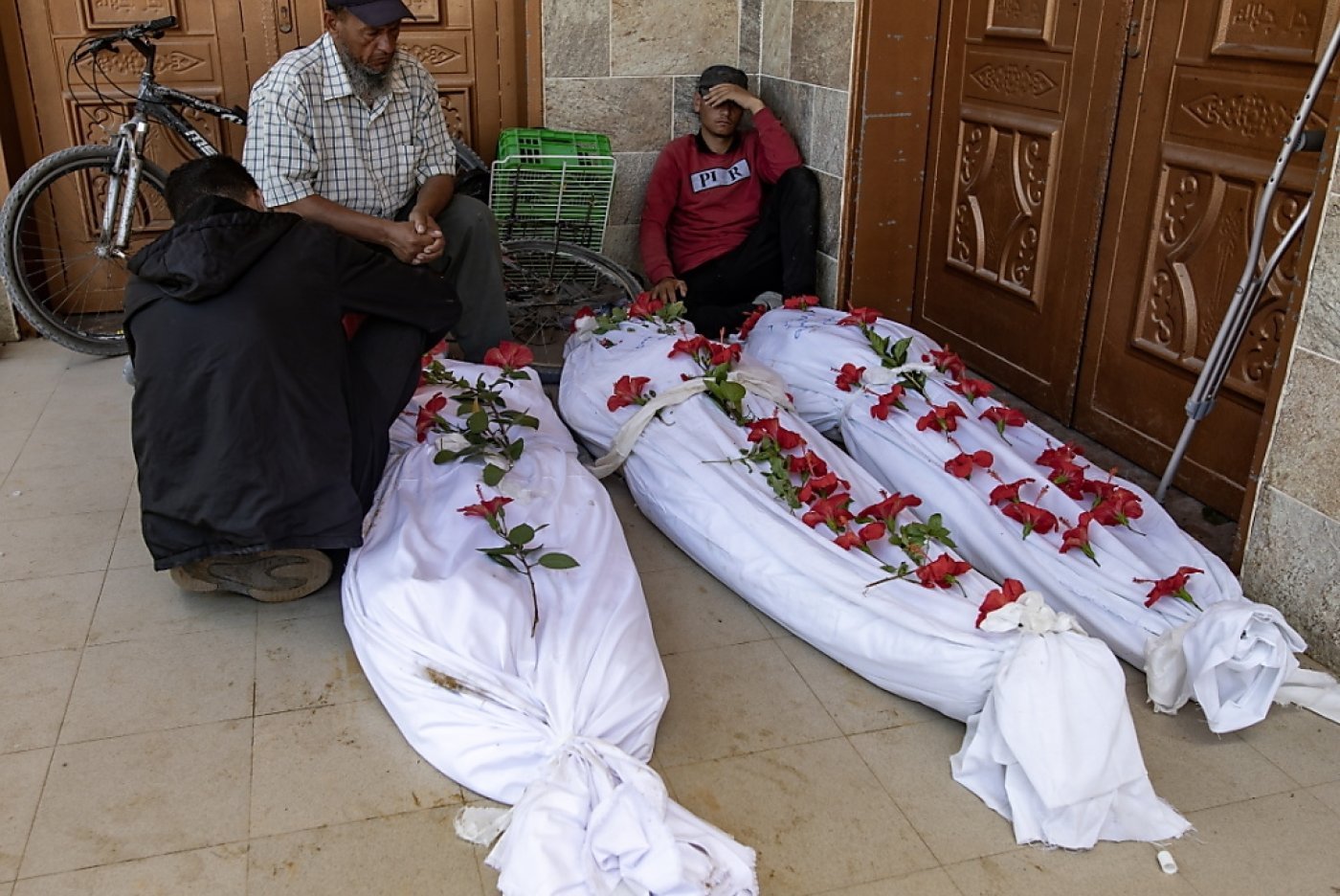 La Défense civile de Gaza a indiqué avoir exhumé depuis samedi 340 corps de personnes tuées et enterrées par les forces israéliennes dans des fosses communes à l'intérieur de l'hôpital Nasser. KEYSTONE
