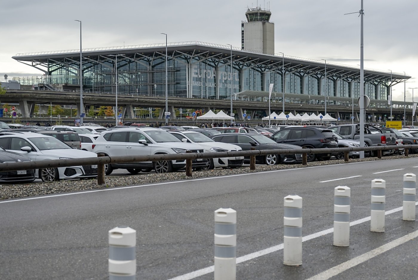 En mars déjà, l'aéroport de Bâle-Mulhouse avait dû être évacué à plusieurs reprises, en raison de fausses alertes à la bombe (archives). KEYSTONE