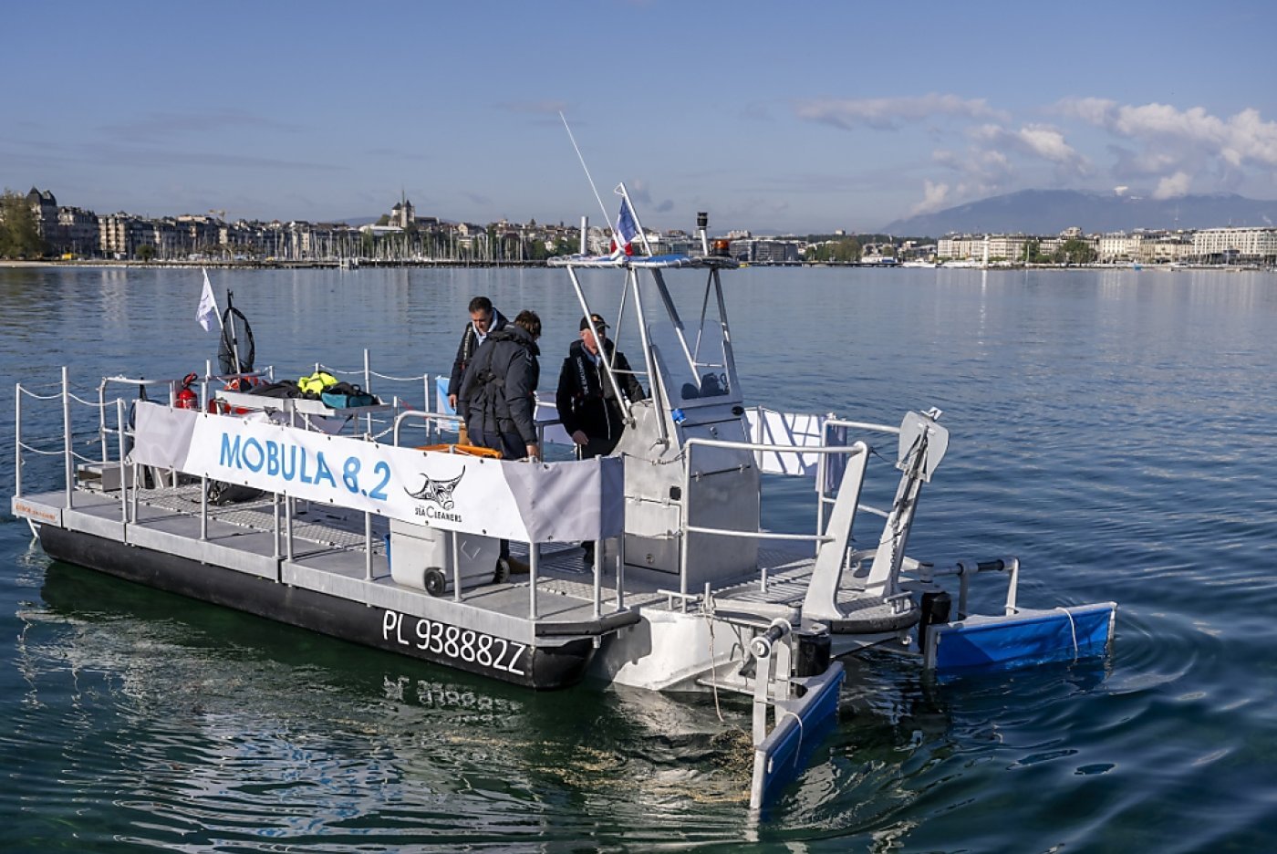 L'association SeaCleaners a présenté son nouveau bateau Mobula 8.2 dans la rade genevoise. KEYSTONE