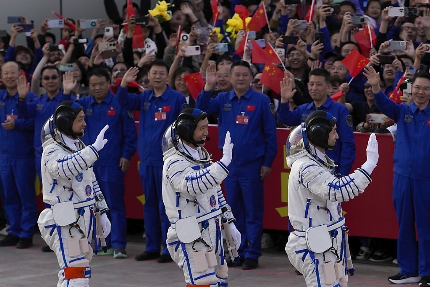 Les trois astronautes chinois vont notamment essayer de créer un aquarium à bord et d'y élever des poissons en microgravité. KEYSTONE