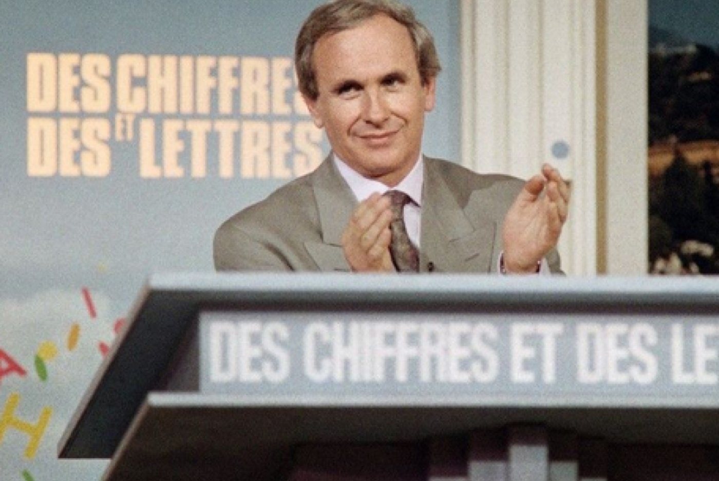 Après 50 ans, le plus ancien jeu télévisé de France, "Des chiffres et des lettres", va disparaître des grilles à la rentrée. Photo : L'animateur de l'émission Patrice Laffont dans les années 80. AFP