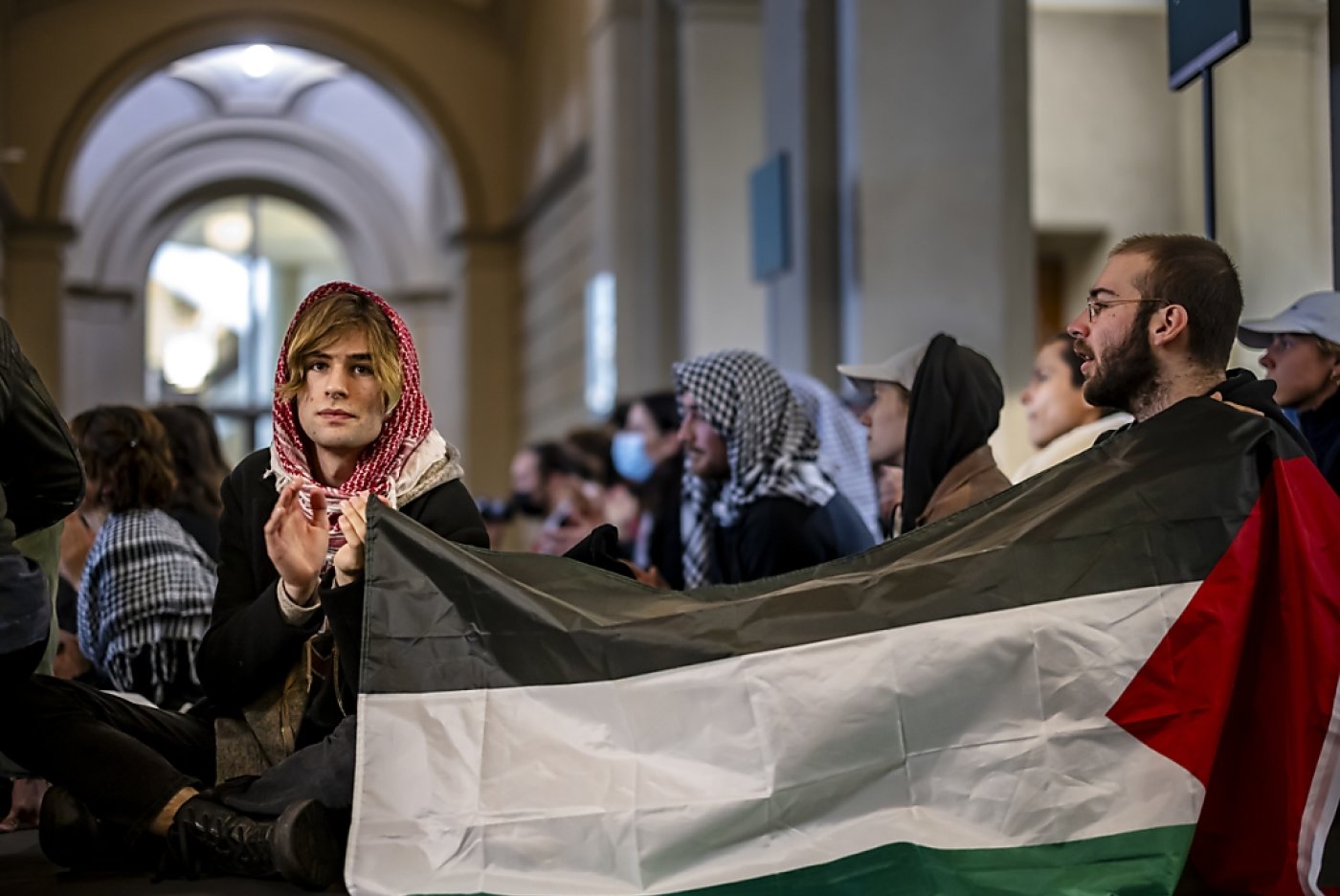Des étudiants pro-palestiniens ont organisé un sit-in dans le hall d'entrée de l'Ecole polytechnique fédérale de Zurich (EPFZ). KEYSTONE