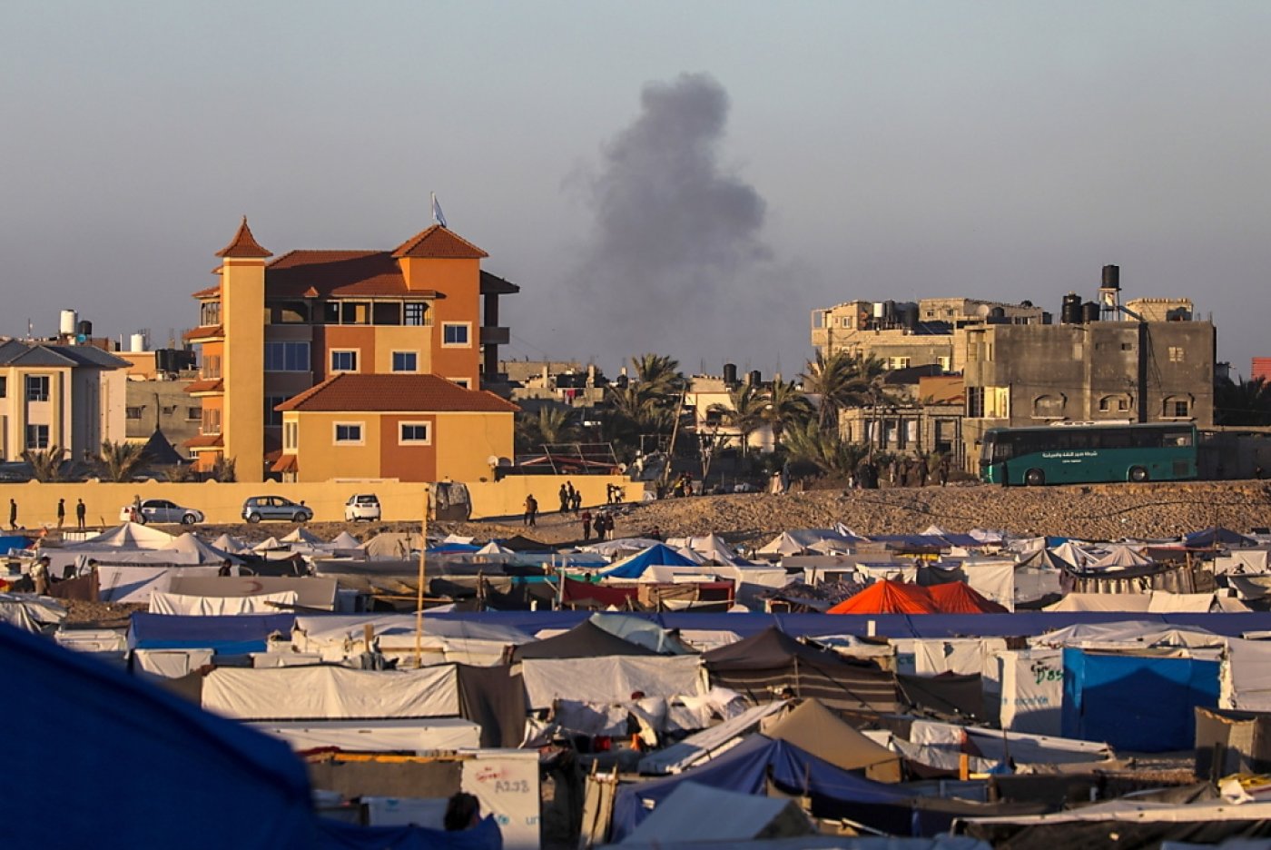 De la fumée s'élève après une frappe israélienne sur Rafah. KEYSTONE