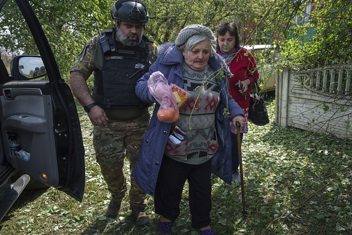 Avec les violents combats en cours à Kharkiv, près de la frontière russe, des habitants ont été évacués, notamment beaucoup de personnes âgées. Fuyant dans des voitures ou des camionnettes, ces personnes se sont dirigées vers un point d'évacuation. KEYSTONE