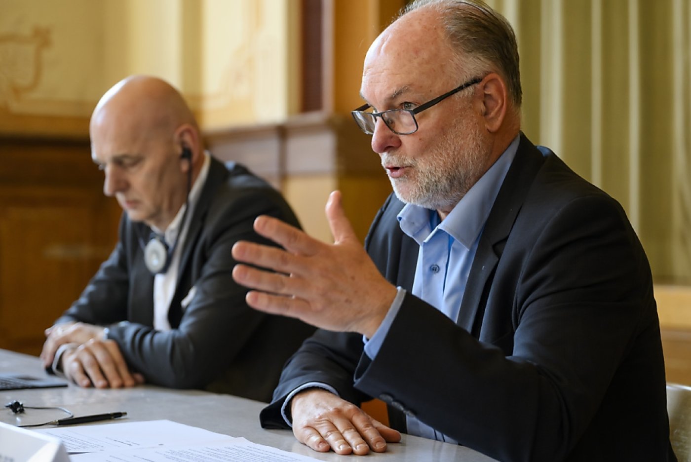 Début mars, Johann Reiter, CEO du groupe Vetropack, gauche, et Claude R. Cornaz, droite, président du conseil d'administration avaient annoncé l'ouverture d'une procédure de consultation sur l'avenir du site de production suisse de St-Prex (archives). KEYSTONE