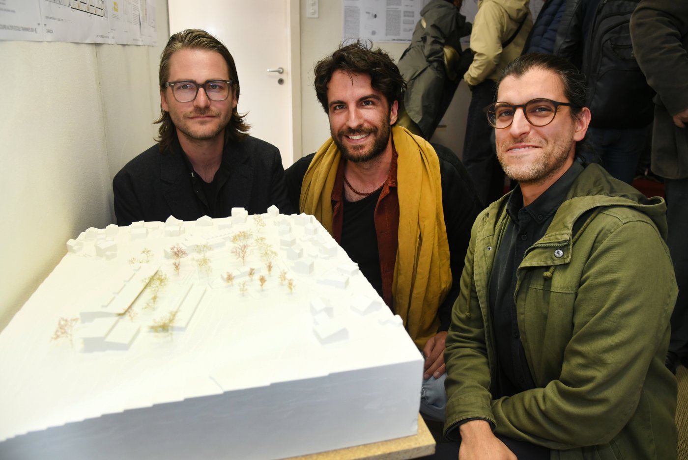 Les architectes gagnants devant leur maquette. De gauche à droite: Hervé Doutaz, Matthias Stauber et Alexandre Gobbini.