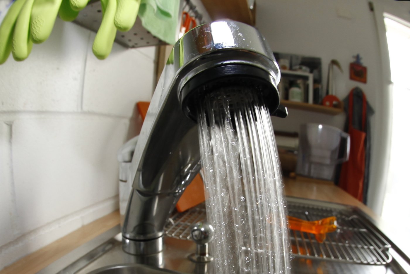 Eau. Lavabo de cuisine avec robinet mitigeur pour consommer moins, Delémont 24 août 2010. (Roger Meier/Bist)