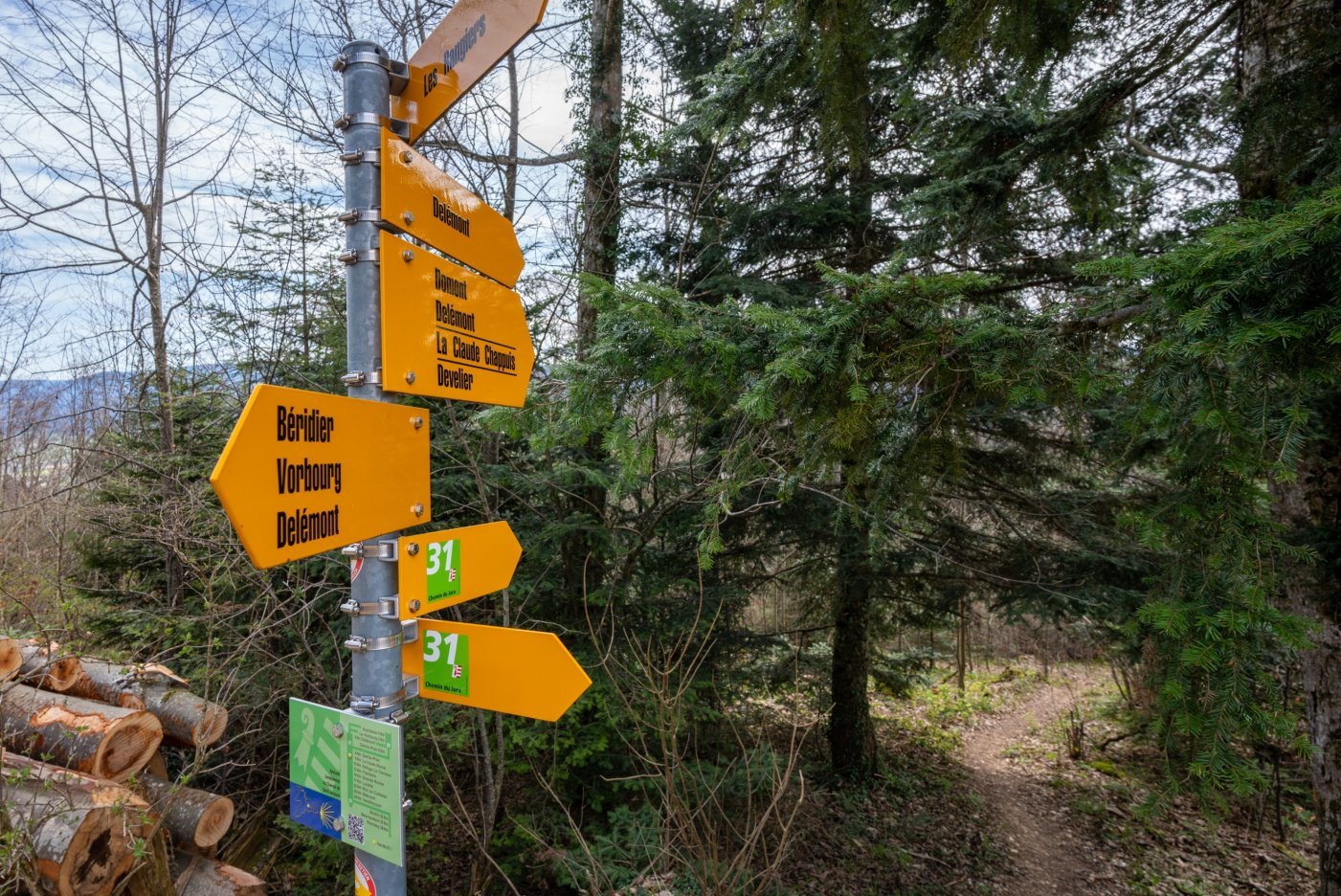 Delémont le 5 avril 2024. Panneau jaune des chemins de randonnée pédestre. Photo Jonas Lüthi