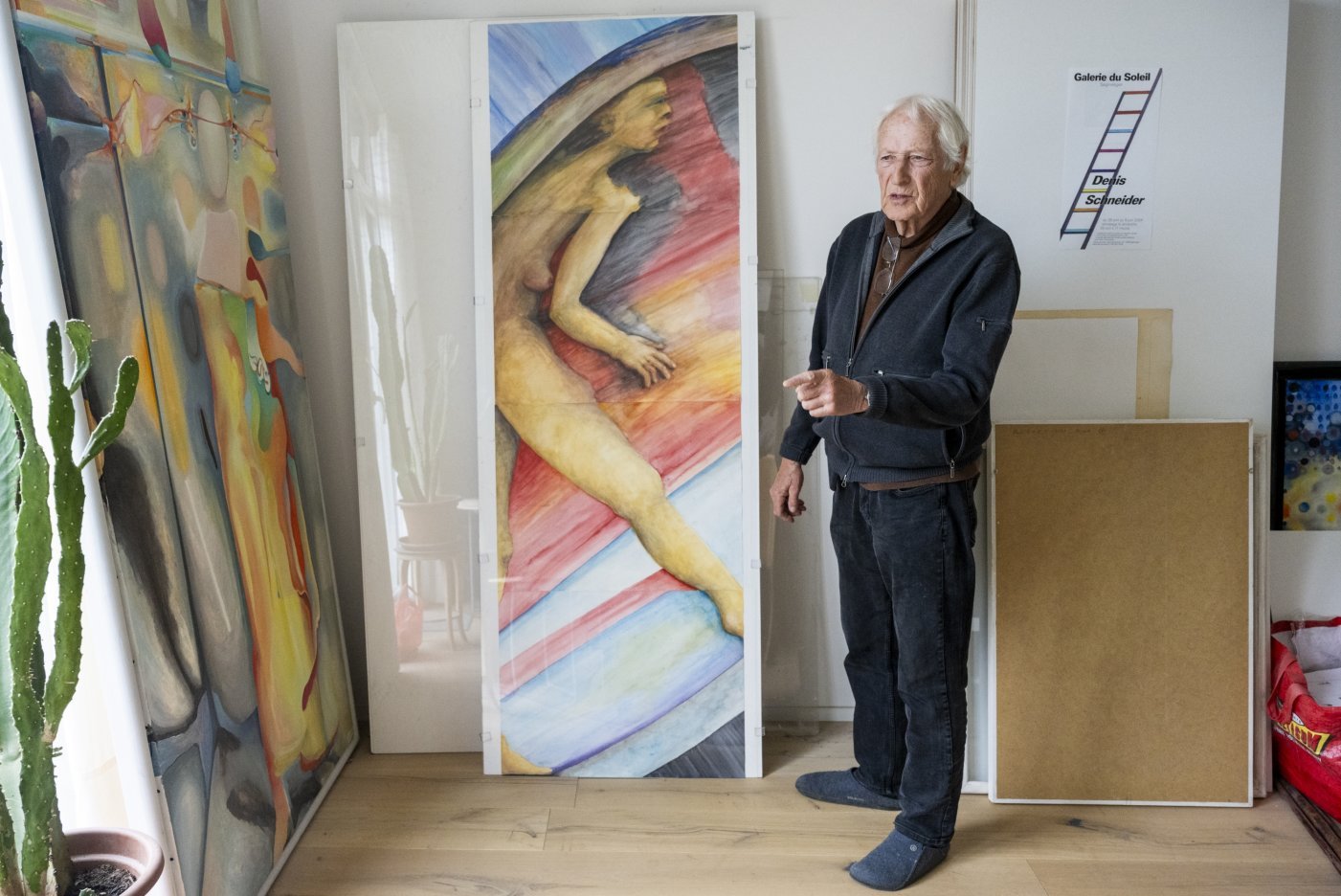 Denis Schneider chez lui à Cernier, devant l’une des oeuvres de son Alphabet de la douleur.
