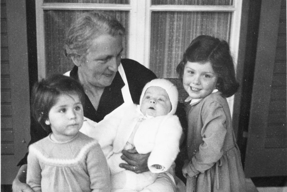 Peter Winkler avec ses deux sœurs Sylvia et Ursula, et leur grand-mère préférée.