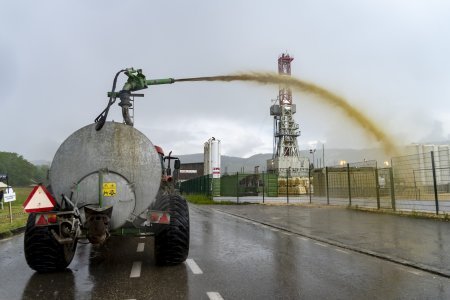 Un opposant deverse avec son tracteur du purin sur le chantier lors d'une manifestation contre le projet de geothermie profonde a Haute-Sorne