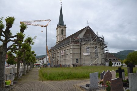 La couverture du toit de l'église de Courgenay doit être refaite en raison de tuiles qui ne tiennent plus. L'édifice a été foudroyé lors du violent orage qui a traversé l'Ajoie le 15 mai 2024.