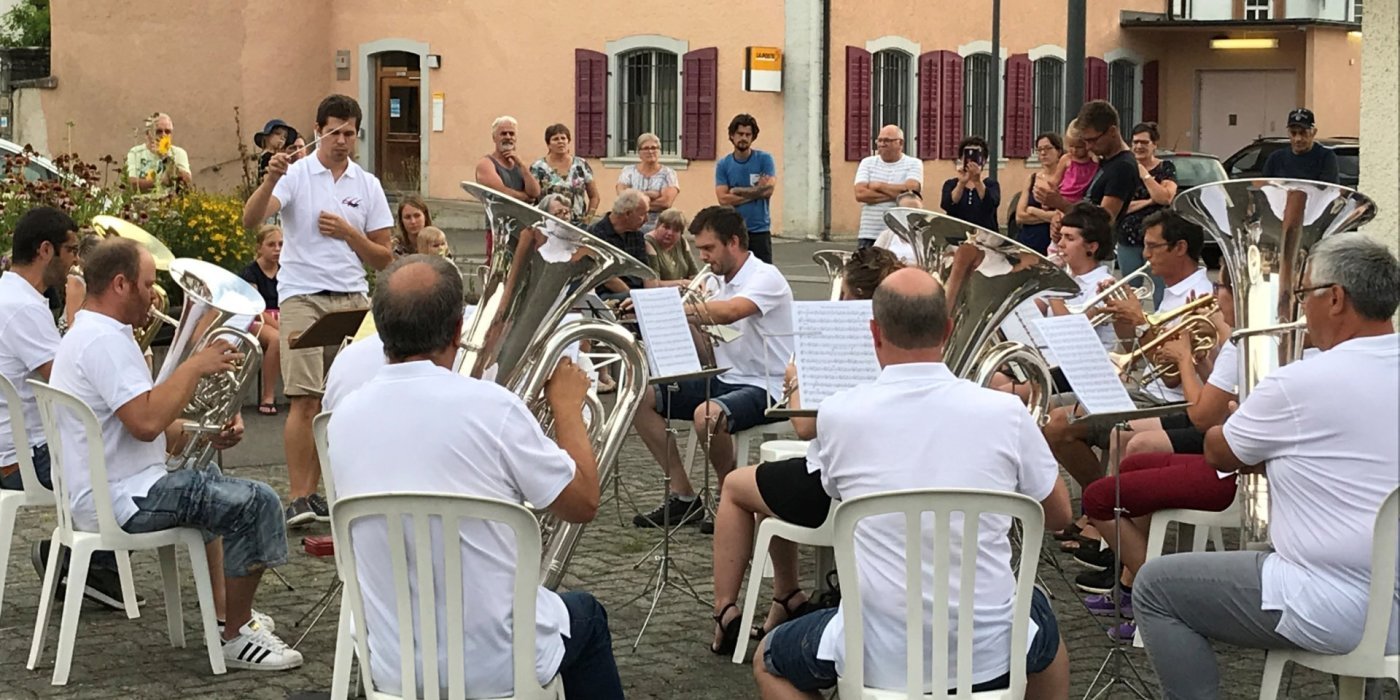 La fanfare Fontenais-Villars donne chaque années à la rentrée trois concerts de quartier dans les villages de la commune. Ici, en 2019 à Fontenais.