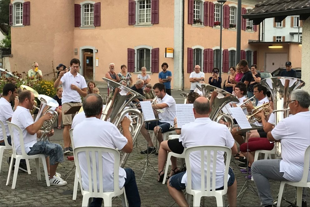 La fanfare Fontenais-Villars donne chaque années à la rentrée trois concerts de quartier dans les villages de la commune. Ici, en 2019 à Fontenais.