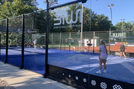Dès le matin, le terrain de padel de Courtedoux affiche complet.